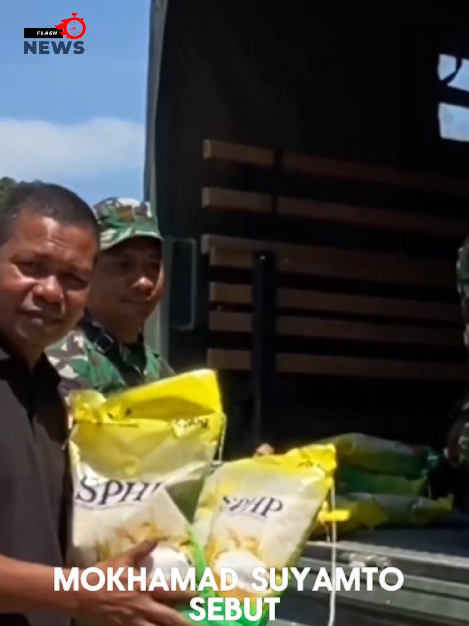 Bicara soal Kualitas, Bulog Pastikan Beras SPHP Masih Aman dan Layak Dikonsumsi Perum Bulog memastikan bahwa kualitas beras yang disalurkan untuk memenuhi Stabilisasi Pasokan dan Harga Pangan (SPHP) tetap layak dikonsumsi. “Dari total stok Cadangan Beras Pemerintah (CBP) yang saat ini dikuasai Bulog, yaitu 3,9 juta ton beras, terdapat beras yang mendapatkan prioritas untuk segera dilakukan langkah reproses,” kata Direktur Operasional dan Pelayanan Publik Perum Bulog, Mokhamad Suyamto melalui keterangan resminya pada Jumat, 5 September 2025. Reproses sendiri merupakan upaya yang dilakukan agar kualitas beras tetap terjaga. Sehingga nantinya, saat beras SPHP mulai disalurkan ke masyarakat, masih layak untuk dikonsumsi. Beras yang mengalami reproses dari Bulog, menurut Suyamto adalah sekitar 0,1 persen dari seluruh total yang dikelola oleh Bulog. Seperti laporan sebelumnya, Bulog sendiri mengelola 3,9 juta di mana 2,95 juta ton di antaranya merupakan hasil dari petani lokal dan sisanya merupakan pengadaan luar negeri ketika penugasan pemerintah di akhir tahun 2024. Mengenai kualitas beras yang masih layak dikonsumsi, hal senada juga diungkapkan oleh Direktur Utama Bulog, Ahmad Rizal. “Bulog memastikan seluruh beras yang disalurkan selalu melalui pemeriksaan yang ketat, baik kuantitas maupun kualitasnya,” ujar Rizal dalam keterangannya kepada media pada Jumat, 5 September 2025. “Kami berkomitmen agar beras yang diterima masyarakat dalam kondisi baik dan layak konsumsi,” tegasnya. Untuk memantau kualitas beras, Rizal membeberkan jika uji laboratorium dilakukan secara rutin. Ia menyatakan bahwa uji laboratorium terakhir dilakukan pada Agustus 2025 oleh PT Saraswati Indo Genetech dan PT Sucifindo. Hasil uji laboratorium yang dilakukan, Rizal mengklaim bahwa beras yang disimpan Bulog masih memenuhi standar kualitas yang baik.#voxpro #dkliknews