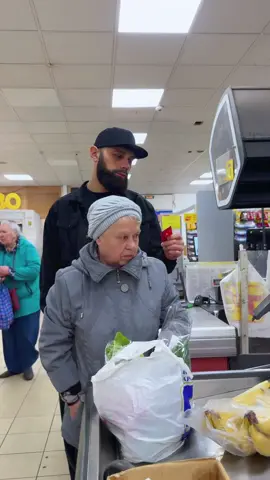 Helping the elderly to pay❤️❤️#kind #help #foryou #fyp #usa🇺🇸 