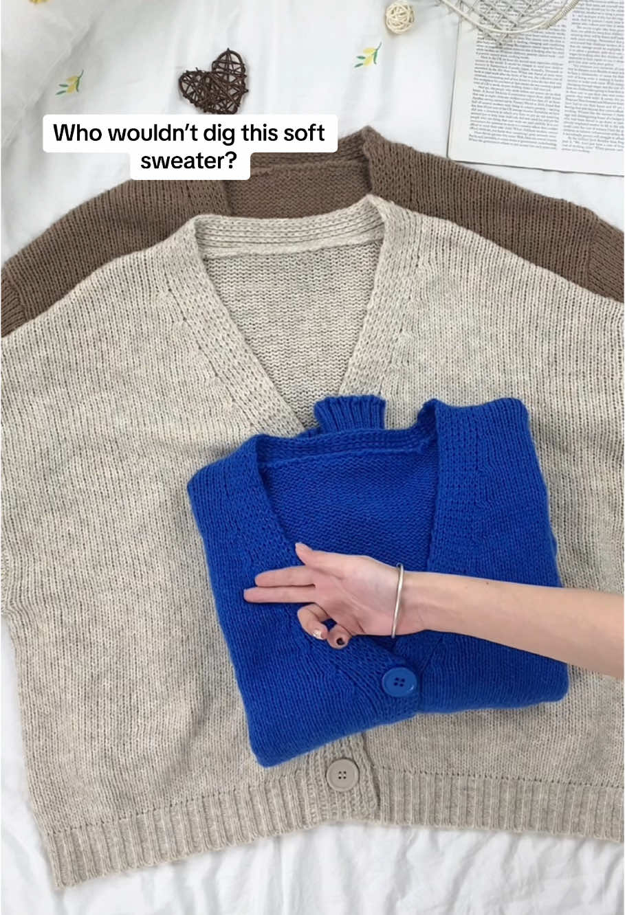 Who doesn’t vibe with this soft sweater? It’s a bop! ✨ #fyp #womenfashion #dealsfoyou #tiktokmademebuyit #thatgirl #trending #girlsoutfit #ShopNow #comfortable  #sportlight #OOTD #viral #tiktokshop #sweater 