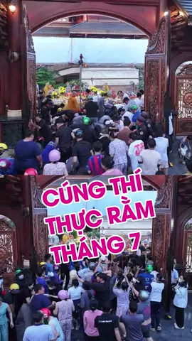 Mailisa dâng lễ cúng thí thực cô hồn, hồi hướng công đức đến các hương linh, nguyện cho tất cả đều siêu sinh tịnh độ. Nam mô A Di Đà Phật, hôm nay nhân mùa Vu Lan báo hiếu, trong bầu không khí hiếu hạnh linh thiêng, chúng con đồng gia quyến một lòng thành kính, hướng về mười phương chư Phật, chư Đại Bồ Tát, chư Hiền Thánh Tăng và Long Thần Hộ Pháp, dâng nén tâm hương cùng lễ phẩm thô sơ, chí thành chí kính, thiết lễ cúng thí thực cô hồn. Chúng con tự biết mình phước mỏng nghiệp dày, công đức còn kém cỏi, chỉ nhờ chút lòng thành này xin được dâng lên, cúi mong chư Phật chứng giám, chư vị Bồ Tát từ bi gia hộ. Mỗi nén hương là lời nguyện, mỗi phẩm vật là hạt giống từ bi gieo vào pháp giới. Chúng con nguyện trải tâm thương khắp mười phương, đặc biệt hướng đến chư hương linh cô hồn không nơi nương tựa, vất vưởng chốn nhân gian, chịu nhiều khổ lụy, đói khát lạnh lẽo. Kính mời chư vị cô hồn, các hương linh quanh đây: Hãy cùng nhau tụ hội về đàn tràng pháp thực này, đồng lai thọ hưởng hương hoa, phẩm vật. Xin hãy tạm gác oán hận, lìa bỏ khổ đau, nương nhờ ánh sáng từ bi của Tam Bảo mà lòng được an, thân được no, tâm được tịnh. Nguyện cầu cho tất cả cô hồn đều được siêu thoát, sớm xa lìa cảnh khổ, được thác sinh vào nơi an lành, nương nhờ cửa Phật để tu hành giải thoát. Nhân mùa Vu Lan, chúng con cũng thành tâm hồi hướng công đức này: Cầu cho cha mẹ hiện tiền tăng phúc, tăng thọ, thân tâm thường an lạc. Cầu cho cha mẹ nhiều đời, tổ tiên quá vãng sớm thoát luân hồi, siêu sinh Tịnh độ. Cầu cho tất cả pháp giới chúng sinh đều chung hưởng lợi lạc, cùng được gieo duyên lành nơi cửa Phật. Sau cùng, cúi xin mười phương chư Phật, chư vị Bồ Tát, Long Thần Hộ Pháp chứng minh lòng thành, gia hộ cho gia đạo chúng con thân tâm mạnh khỏe, bình an hạnh phúc, tâm hướng thiện, gieo nhiều phước lành, tinh tấn tu tập. Nam mô A Di Đà Phật  #mailisa #khanhmailisa #giadinhmailisa #vulanbaohieu #cungvulan #levulan 