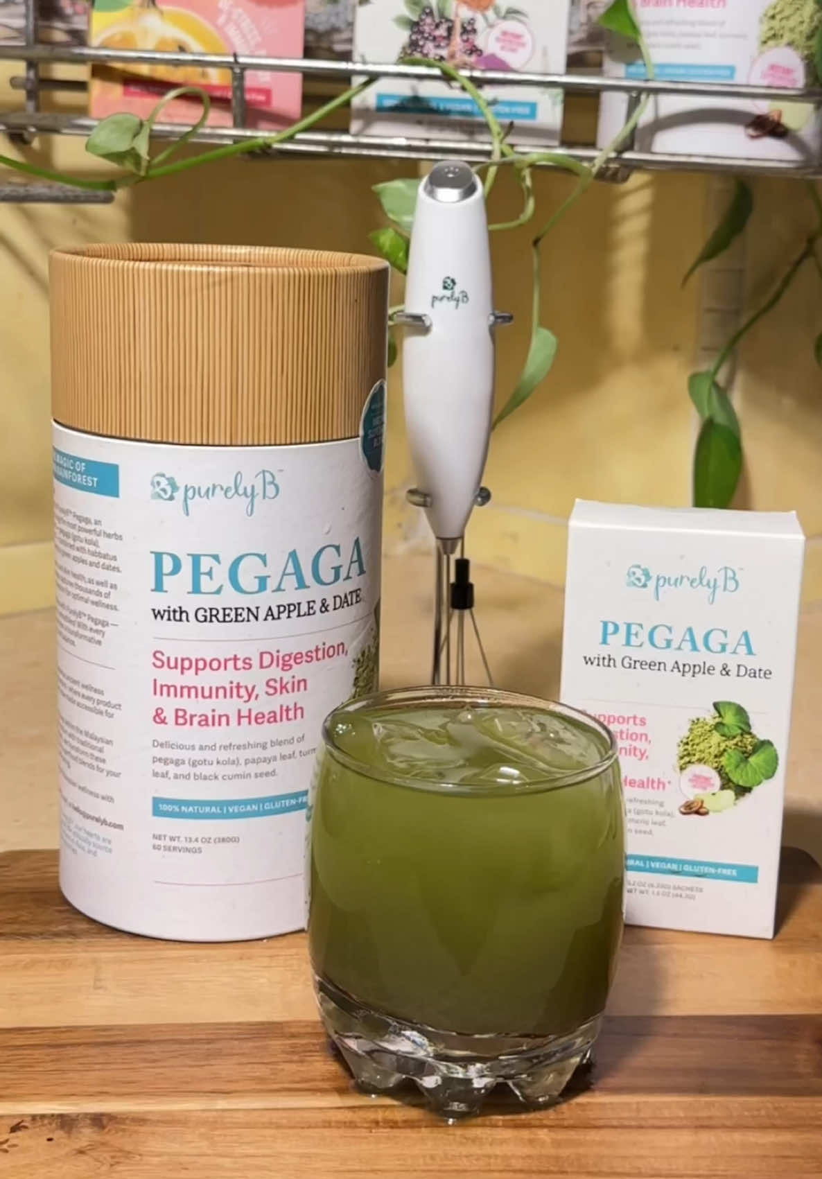Apa yang buat PurelyB Pegaga ni power untuk usus & kulit? ✨🧐 Rahsianya campuran hebat Pegaga, Daun Kunyit, Daun Betik, Habbatus Sauda, Epal Hijau & Kurma 🌿 Semua natural, plant-based, gluten-free & lab-tested. Khasiatnya penuh antioksidan & anti-radang untuk: ✔️ Jaga usus sihat & lancarkan penghadaman ✔️ Bagi kulit clear, glowing & sokong collagen ✔️ Kuatkan imun badan & tambah tenaga harian 💚 Minum sejuk-sejuk dengan ais lagi best 🔥 — atau bancuh dengan susu, ramai fans suka cara ni! 👉 Korang pulak macam mana? Minum Pegaga style apa hujung minggu ni? #purelyb #pegaga #jamu 