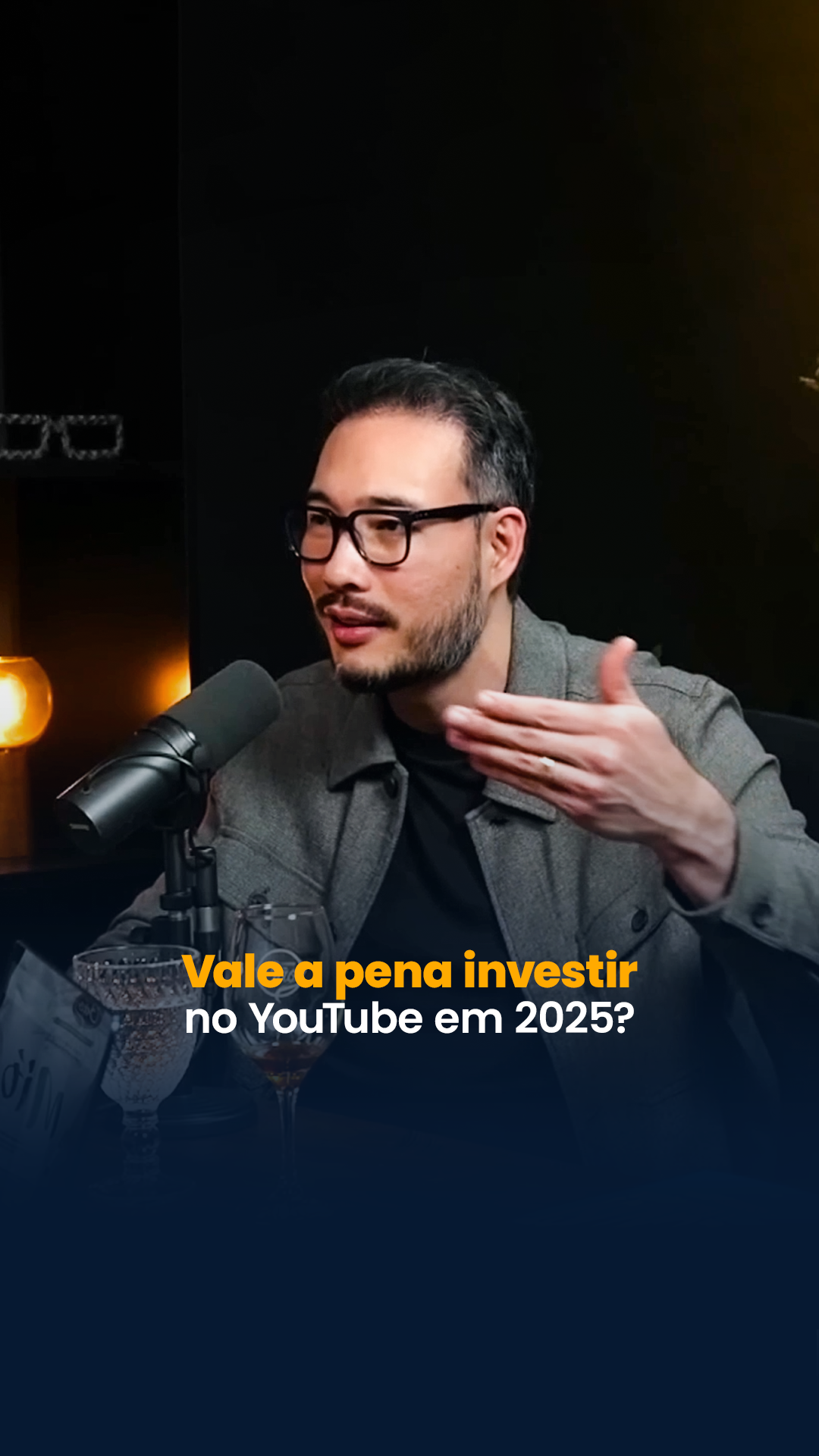 Por que o YouTube é tão subestimado no Brasil? 📝 O YouTube é a rede social mais usada pelos brasileiros e, ainda assim, continua sendo uma das mais negligenciadas por marcas e criadores. O motivo? A falsa percepção de que exige superprodução, estúdios caros e grandes investimentos para começar. Só que a lógica é outra: o YouTube concentra atenção em formatos diferentes, desde os Shorts de descoberta até os vídeos longos que constroem profundidade e autoridade. 📊 Pesquisas da Opinion Box (2025) mostram que 56% dos consumidores buscam reviews no YouTube antes de decidir uma compra. Isso significa que, enquanto outras redes competem por segundos de atenção, aqui o público chega com intenção qualificada — pronto para entender, comparar e escolher com mais segurança. Em outras palavras: não é apenas entretenimento, é parte da jornada de decisão. 🧠 Além disso, o YouTube tem um diferencial estratégico: é consumido em massa na televisão. Isso explica porque muitas vezes os comentários são menores, mas a atenção é plena. Quando alguém assiste um vídeo no sofá, a experiência se aproxima muito mais da TV tradicional — só que com a possibilidade de escolher o conteúdo que realmente importa. 🚀 E o fator mais subestimado: o retorno acumulativo. Diferente do Instagram, onde o conteúdo “morre” em dias, o YouTube trabalha com efeito evergreen. Um vídeo bem otimizado pode continuar gerando visualizações, autoridade e vendas por meses ou até anos. É por isso que tratar o YouTube como vitrine ou “rede secundária” é perder a chance de construir resultados de longo prazo. Faz sentido? 🎬 Recorte do podcast da @agenciaguiase
