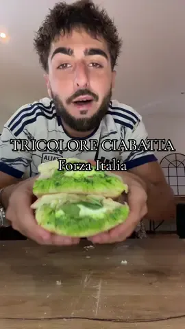 Fratello cette année la coupe du monde elle est pour nous je vous le dit, donc on va faire une Bella Ciabatta pour donner de la force à la NAZIONALE !! Dai !! 🇮🇹❤️ Pesto alla Genovese, Pomodorini e Mozzarella di Buffala ! Mamma mia Che BONTA 🤌🏽😍 #sandwich #italian #footballtiktok #pourtoi #fyp 