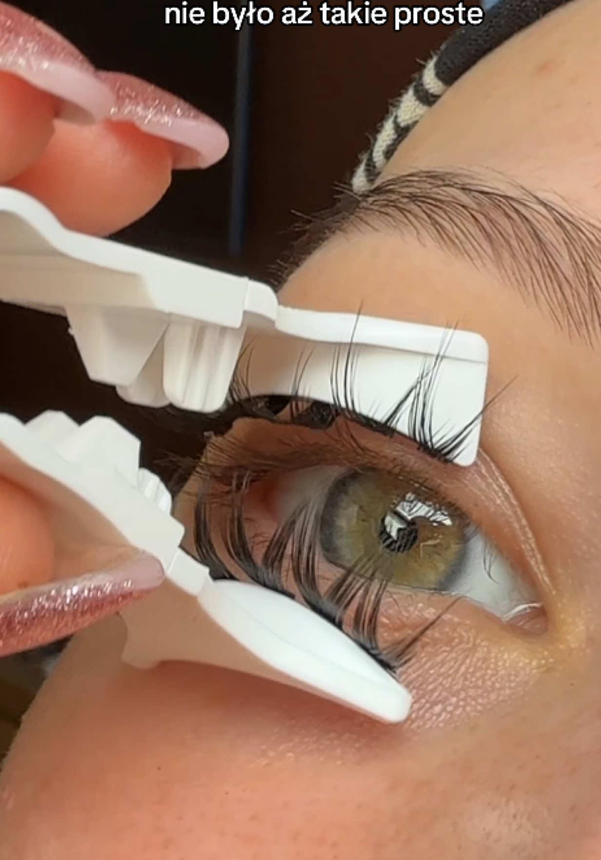 Magnetyczne rzęsy zakładasz w kilka sekund, a efekt od razu odmienia spojrzenie! Proste, szybkie i zawsze zachwycające! #magnetycznerzęsy #superlash #rzęsy #lashes 