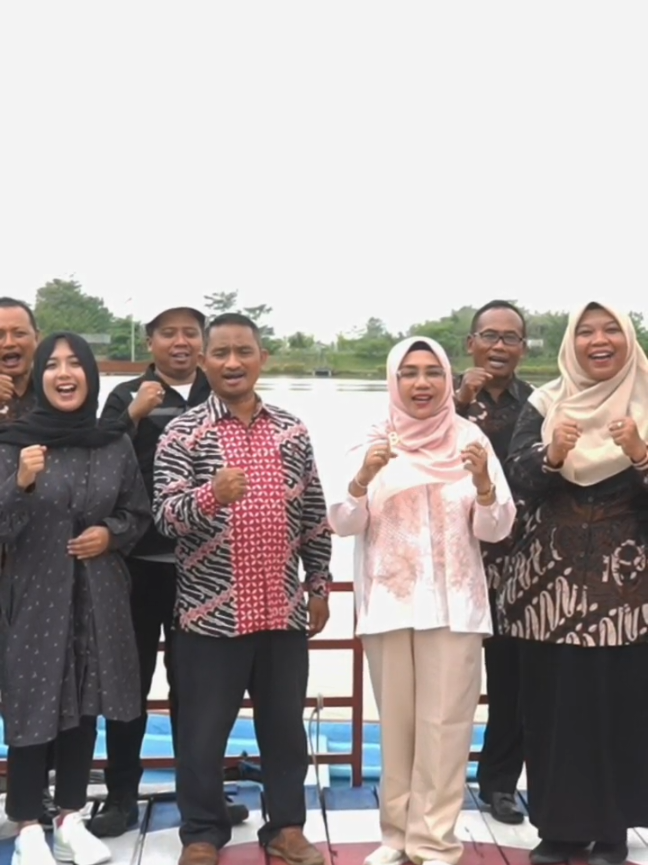 Bunda Cantika hadiri  Kegiatan pengabdian masyarakat Politeknik Perkapalan Negeri Surabaya (PPNS) di Bojonegoro. Kehadirannya menunjukkan dukungan penuh terhadap inisiatif yang berfokus pada pengembangan wisata Embung Babo di Desa Sidabandung, Balen sekaligus menjadi bagian dari upaya PPNS dalam meningkatkan kesadaran dan penerapan K3 kelistrikan pada instalasi PLTS yang sudah terpasang di embung Babo.  #WisataDesa #WisataBojonegoro #PengabdianMasyarakat #Sidobandung
