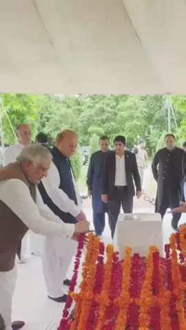 رائیونڈ: 6 ستمبر  پاکستان مسلم لیگ (ن) کے صدر محمد نواز شریف اور وزیراعظم شہباز شریف کی آبائی قبرستان آمد  مسلم لیگ (ن) کے قائد محمد نواز شریف، وزیراعظم شہباز شریف، نائب وزیر اعظم اور وزیر خارجہ اسحاق ڈار سمیت شریف خاندان کے دیگر افراد نے مرحومین کے لئے قرآن خوانی اور دعا کی  نواز شریف ، شہباز شریف نے دیگر اہل خانہ کے ہمراہ والدین اور بیگم کلثوم سمیت دیگر مرحومین کی قبروں پر پھول رکھے  اس موقع پر میلاد مصطفی ﷺ کی محفل بھی ہوئی نعت خوانی اور قرآت بھی ہوئی  محفل میلاد ﷺ کے بعد امت مسلمہ و پاکستان کے امن، ترقی، سیلاب میں وفات پانے اور شہدائے وطن کے لیے خصوصی دعا کی گئی #nawazsharif #rabiulawal #12rabi_ul_awal #fyp 
