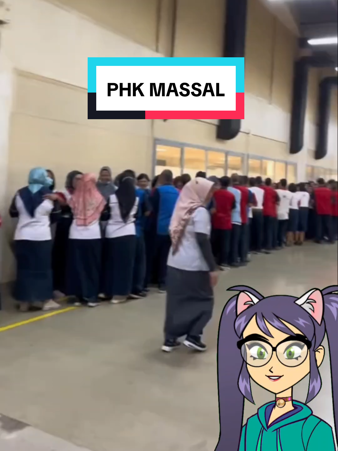 Video viral di media sosial memperlihatkan ribuan buruh PT Gudang Garam Tbk mengalami pemutusan hubungan kerja massal. Mereka tampak menangis dan saling berpelukan. Partai Buruh bersama Konfederasi Serikat Pekerja Indonesia (KSPI) menyatakan telah menerima laporan dan tengah memverifikasi kebenaran kabar tersebut. Menurut mereka, PHK ini mencerminkan lemahnya daya beli masyarakat, turunnya penjualan, serta minimnya inovasi produk. Dampak PHK disebut bisa meluas ke sektor logistik, pemasok, pedagang kecil, hingga pemilik kontrakan. Partai Buruh dan KSPI mendesak pemerintah segera hadir dengan kebijakan nyata, meninjau ulang cukai rokok, dan berkoordinasi mencari solusi komprehensif agar nasib puluhan ribu buruh dapat terselamatkan. #fyp #viral #trending #phk #gudanggaram 