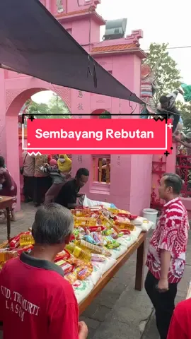 Sembayang rebutan lasem Ratusan sesaji—buah, kue, makanan, hingga kebutuhan sehari-hari—ditata rapi di altar. Semua dipersembahkan untuk arwah leluhur dan roh-roh yang tidak memiliki keluarga, agar mereka tidak merasa kesepian. Inilah wujud kepedulian, doa, dan penghormatan pada kehidupan setelah kematian. Namun, inti perayaan tidak berhenti di situ. Ketika doa usai, sesaji yang tadi dipersembahkan akan “direbut” oleh warga. Bukan sekadar berebut makanan, melainkan simbol dari berkah yang diturunkan. Siapa yang berhasil mendapatkan, dipercaya membawa rezeki, kesehatan, dan keberuntungan untuk keluarga. Suasana pun penuh riuh tawa, teriakan, dan semangat kebersamaan. Tua, muda, laki-laki, perempuan—semua ikut serta. Tidak ada sekat kaya atau miskin, semua menjadi sama di bawah makna rebutan berkah. Lebih dari sekadar ritual, Sembayang Rebutan Lasem adalah jembatan budaya. Ia lahir dari perpaduan nilai Tionghoa, Jawa, dan kearifan lokal yang sudah berabad-abad menyatu di tanah Lasem. Dari tradisi ini, masyarakat diajarkan arti kebersamaan, berbagi, dan menghormati leluhur sekaligus menjaga harmoni dengan sesama. Maka setiap tahun, Sembayang Rebutan tidak pernah sekadar pesta, melainkan doa yang hidup—doa yang turun dalam wujud makanan, dalam canda tawa, dalam tangan-tangan yang berebut berkah, dan dalam hati yang percaya bahwa rezeki akan selalu datang bagi yang tulus.