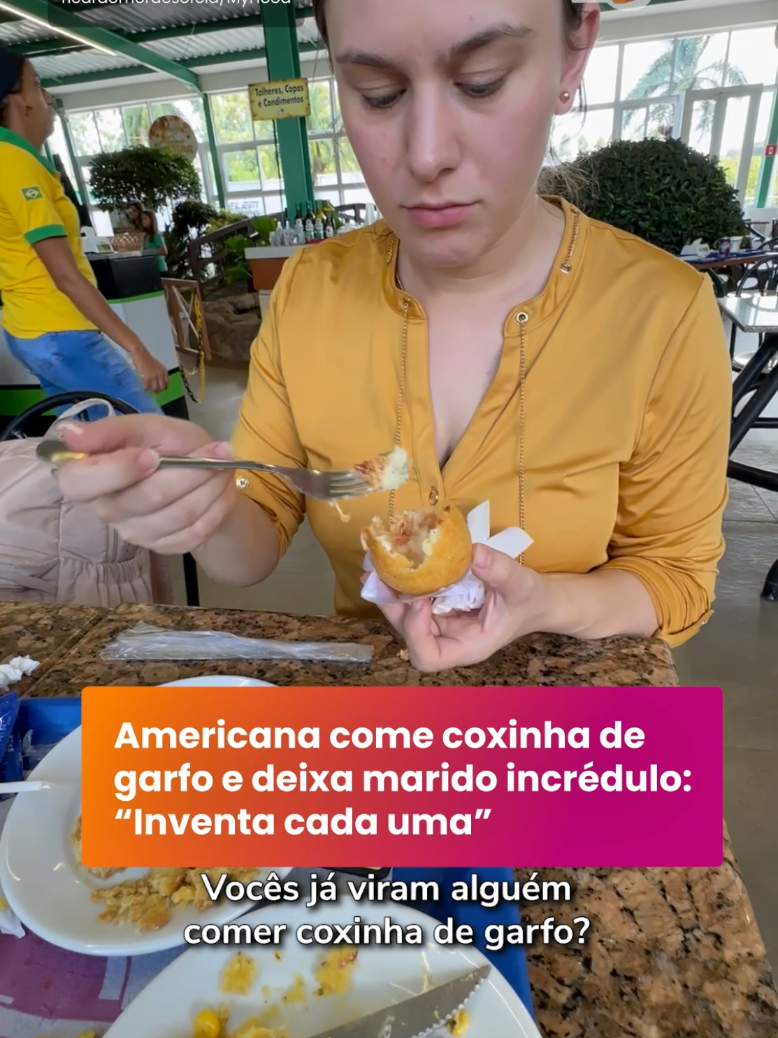 Você começa a comer coxinha pela ponta ou pela base? 🍗 Esposa do brasileiro Ricardo Moraes, a americana Angela chamou atenção nas redes sociais por experimentar o salgado brasileiro de um jeito diferente, usando o garfo. “Comeu tudo dentro da coxinha”, indagou o marido incrédulo. #TerraBrasil #TerraVídeos #Coxinha #ComidaBrasileira #Comer 🎥 Reprodução/Instagram/ricardomoraesofcia/MyHood