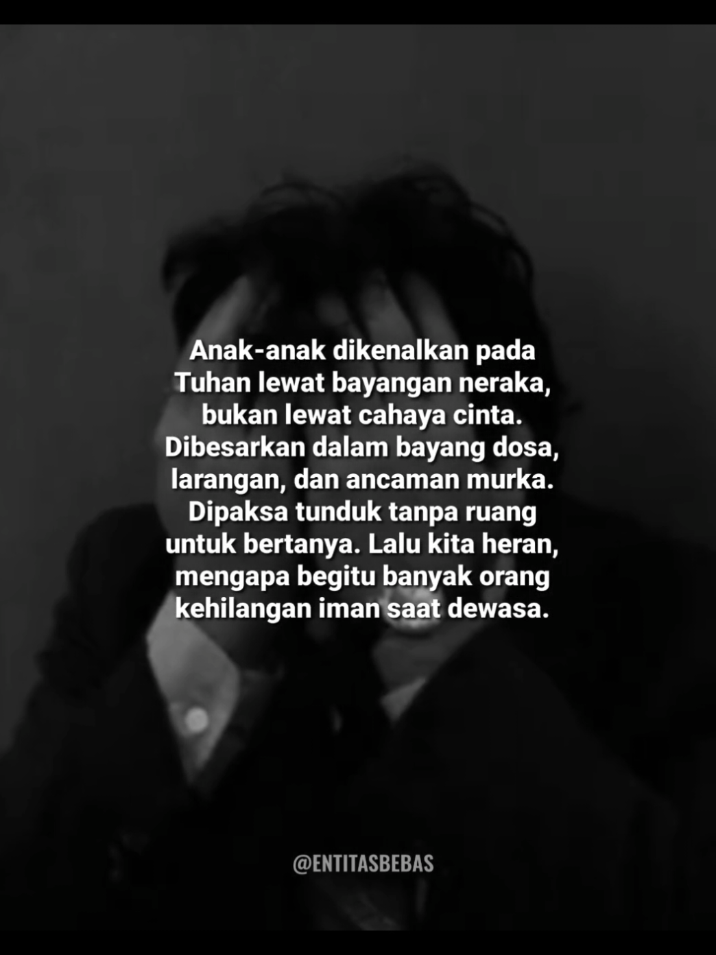 Banyak anak tumbuh dengan ajaran agama yang menekankan ancaman neraka, dosa, dan murka Tuhan. Mereka diajarkan tunduk tanpa diberi ruang untuk bertanya atau memahami. Akibatnya, hubungan mereka dengan iman hanya bertumpu pada rasa takut. Saat dewasa, ketika logika mulai bekerja dan rasa takut itu memudar, mereka pun merasa agama tidak lagi memberi makna. Bukan karena Tuhan yang salah, melainkan karena cara mengenalkan-Nya sejak awal keliru, lebih menakut-nakuti daripada mengajarkan cinta. #foryou #qoutes #dark #katakata #ajaran 
