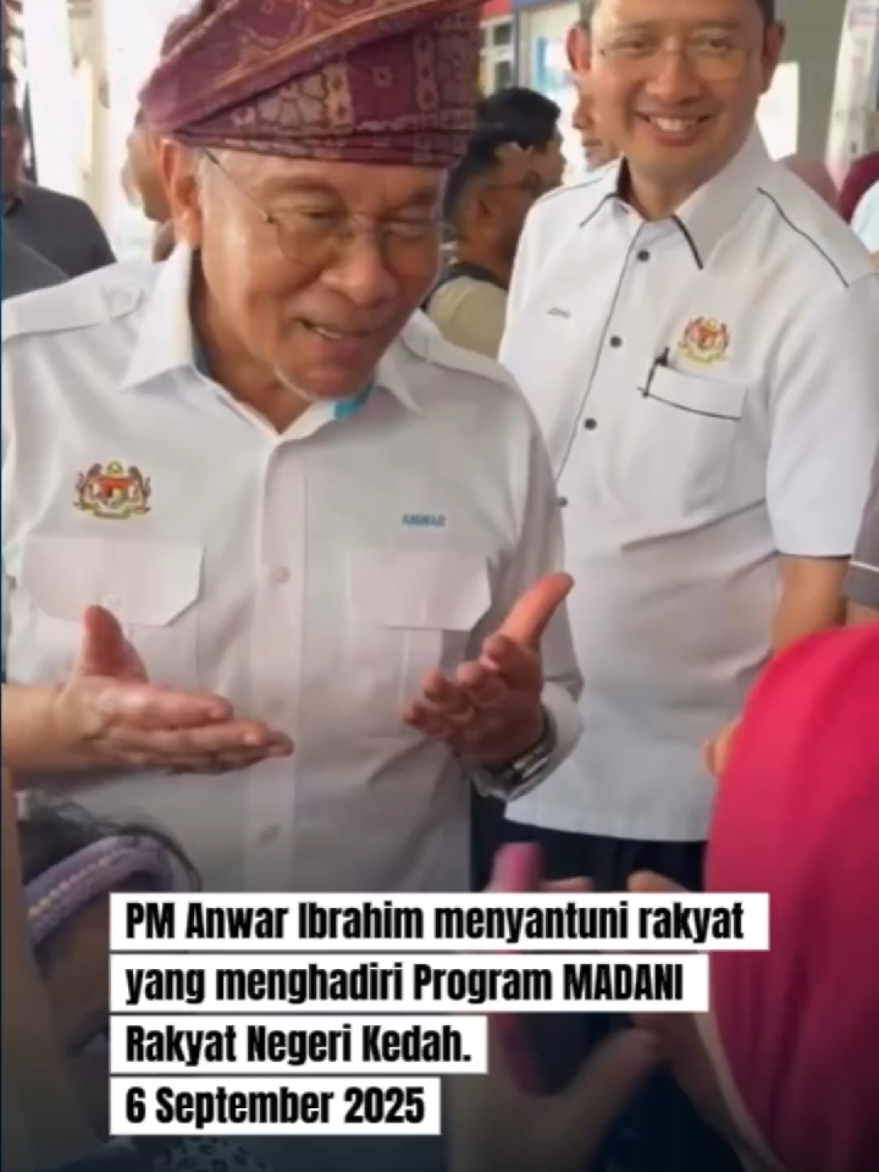 PM @Anwar Ibrahim menyantuni rakyat yang menghadiri Program MADANI Rakyat Negeri Kedah. #ProgramMADANIRakyat #MalaysiaMADANI #MADANIBekerja #anwaribrahim #keadilanuntuksemua 