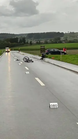 Es passierte am Donnerstagabend kurz nach 17:00 Uhr. Die genauen Umstände werden von der Kantonspolizei in Zusammenarbeit mit der Staatsanwaltschaft abgeklärt. Bild: Kapo ZH #schweiz #schwiz #polizei #velo #strasse #auto #blaulicht #zh #zürich #fy #fyfy #tzfernandez 
