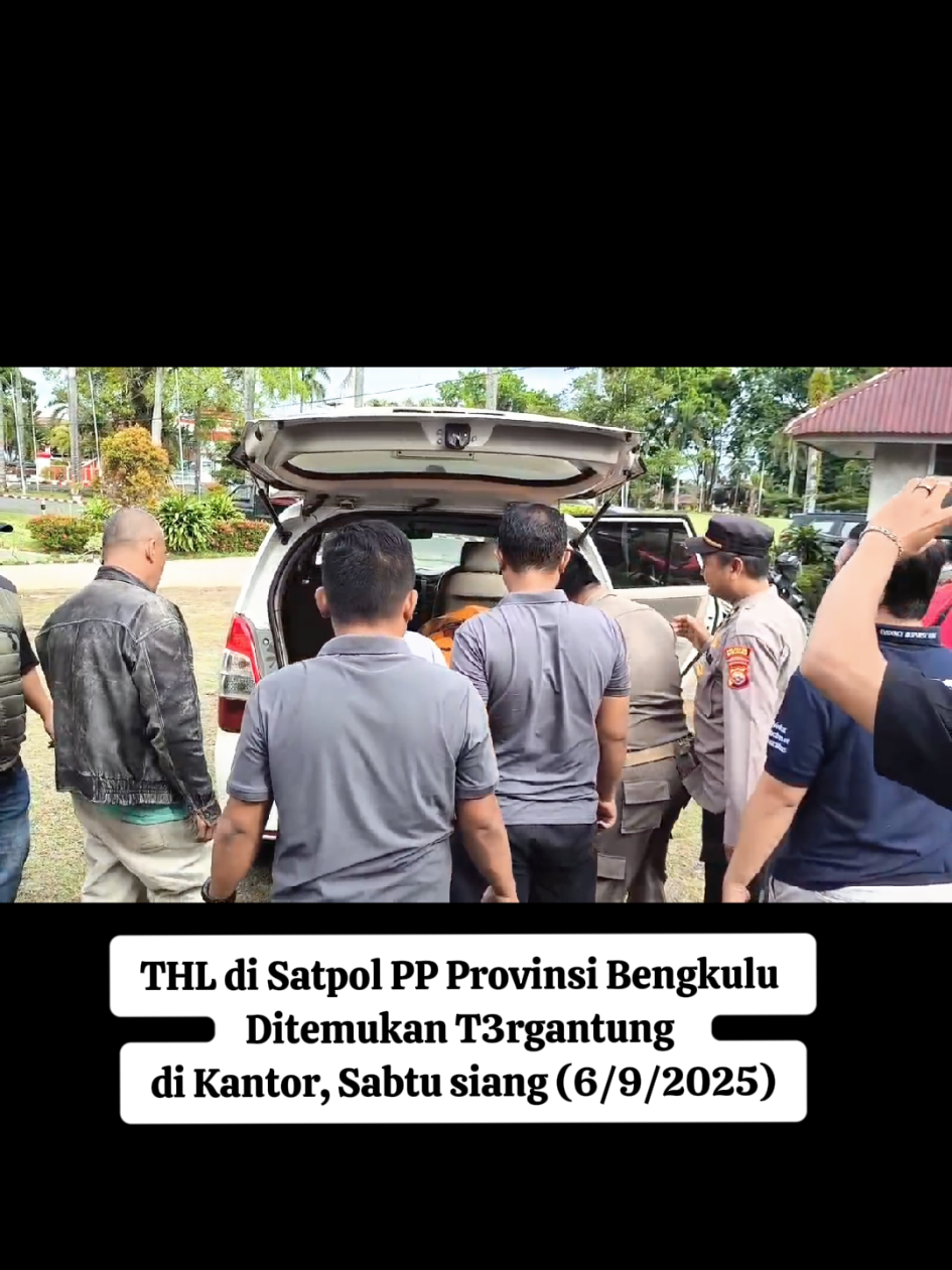 Geger !!, Tenaga Harian Lepas di Kantor Satpol PP Provinsi Bengkulu ditemukan t3w4s tergantung, Sabtu siang (6/9/2025). Kejadian ini terjadi di kantor Sat Pol PP Provinsi Bengkulu   sekitar pukul 13.30 WIB. THL tersebut bernama Hermansyah (31) warga Desa Sukarami Kecamatan Kota Padang Kabupaten Rejang Lebong, Hal ini disampaikan Rapik Anggota Sat Pol PP. #satpolpp #kantorgubernur #pemdabengkulu #tergantung #jenazah 