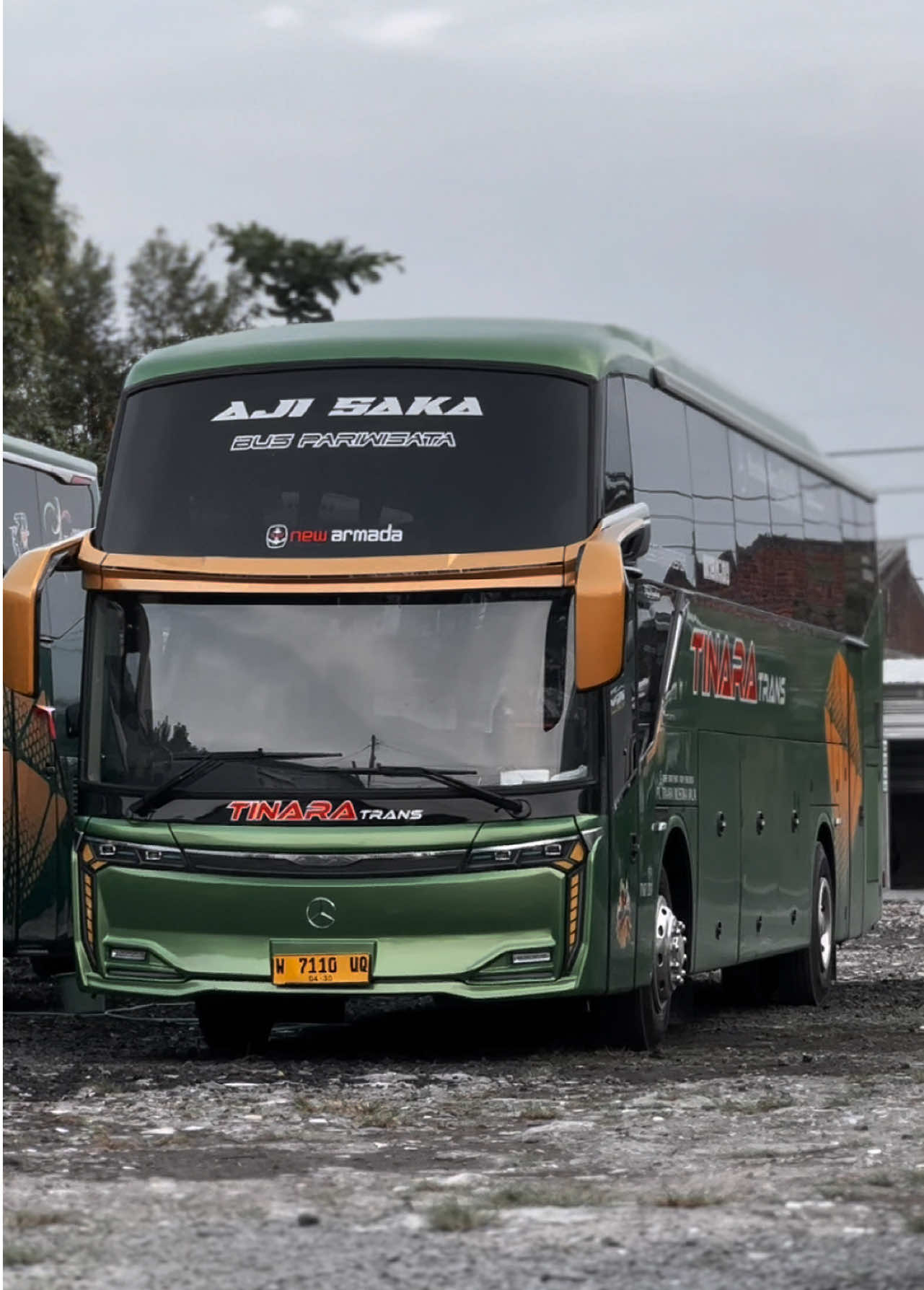 Bukan hanya perjalanan yang nyaman, tapi juga tampilan yang selalu prima! Inilah bus pariwisata TINARA TRANS dengan body terbaru New Armada Skylander R25, dirawat dengan sepenuh hati agar selalu tampil bersih, wangi, dan siap menemani liburan anda. #tinaratrans #pariwisata #skylanderR25 #fyp #tinaratranssidoarjo 