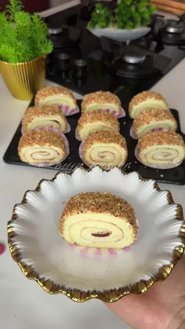 كيك رولي بدون كريمة  كيجي لذيذ😋وناجح مليار 💯  المكونات ديال 4 بيضات  4 بيض حجم كبير 4 ملاعق سكر 4 ملاعق زيت  4 ملاعق  دقيق  3 ملاعق ماء  رشة ملح فانيلا   