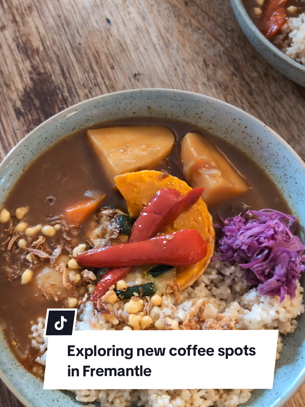 I’ve never knew that hojicha is so good!! Definitely better than matcha imo 🙈 Exploring new coffee places around Fremantle & Perth, and today’s stop was Hinata in Freo. The place feels so cozy, like you’ve just dropped by your grandma’s house 😂 The food was on another level too, the curry was such a warm, hearty meal, exactly what I needed 🫶 #smallcreator #australia  #fremantle #coffeeshop  #livingabroad 