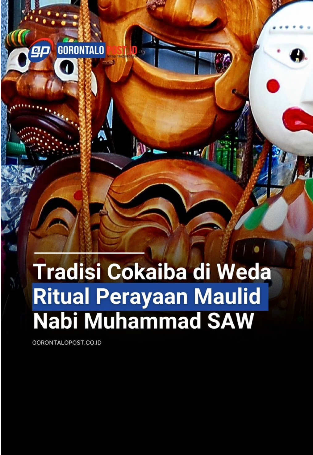 Ada yang unik nih sobat GP! 12 Rabiul Awal, ummat Muslim di dunia memperingati Maulid Nabi Muhammad SAW. Tak terkecuali di Indonesia, yang memiliki berbagai tradisi untuk merayakan lahirnya Baginda Rasulullah. Salah satunya terdapat di daerah Patani Kabupaten Halmahera Tengah, Provinsi Maluku Utara dengan tradisi Cokaiba. Dilansir RRI, Cokaiba berarti topeng setan, merupakan ritual perayaan maulid Nabi yang dilaksanakan di ‘Negeri Fogogoru’ sebutan untuk daerah Weda, Patani dan Maba. Tradisi ini mulai dikenal pada zaman Rajaman atau zaman para raja. Sekitar tahun 1100 Masehi, Agama Islam masuk di ‘Negeri Fogogoru’ yang saat itu dipimpin oleh Rajaman Satrio di Maba, Rajaman Kasuro di Patani dan Rajaman Suta Raja Mauraja di Weda. Masyarakat Fogogoru pada saat itu hidup berdampingan dengan bangsa jin, mereka mampu berkomunikasi dan berinteraksi dengan para jin. Setelah masuknya Islam, maka kebiasaan itu harus dibatasi. Namun, tidak dapat dipungkiri masyarakat masih merindukan saat-saat hidup berdampingan dengan bangsa tak kasat mata itu. Dalam buku “Jejak Maluku Utara Untuk Indonesia” juga dijelaskan tradisi Cokaiba biasanya ditampilkan pada malam 12 Rabiul Awal dimulai ba’da sholat Isya hingga pagi hari. Tabuhan rebana dan dzikir sahut menyahut di setiap masjid, juga riwayat Nabi dibacakan untuk mengiring tradisi ini.  Atribut yang digunakan para Cokaiba ini berupa topeng yang menakutkan, dengan balutan kebaya atau jubah. #tradisicokaiba #maulidnabimuhammadsaw #viralreels #viralvideos #halmaheratengah 