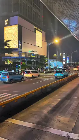 malam mingguannya yg deket2 aja.jangan lupa donghua favorit dulu(btth)😅 #malamminggu #bundaranhijakarta  #jakartavibes #citylightsjakarta #fyp 