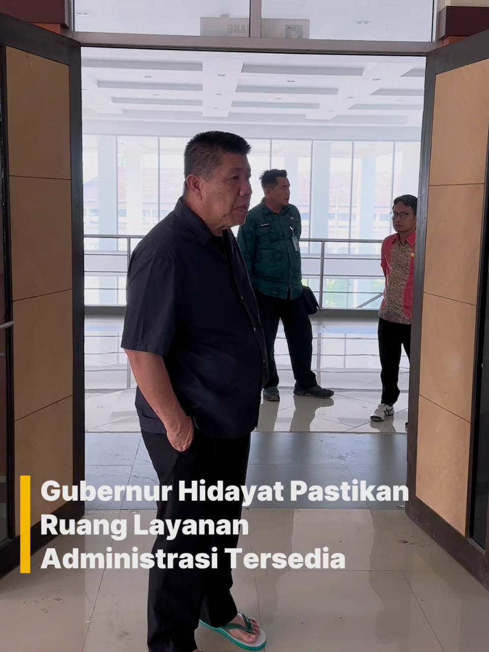 Gubernur Kepulauan Bangka Belitung, Hidayat Arsani, menegaskan keseriusannya dalam memberikan kemudahan bagi masyarakat dan meyakinkan investor dengan memastikan tersedianya ruang pelayanan administrasi di Belitung. Ia turun langsung meninjau, memilih, hingga mengatur tata letak ruangan, melengkapi fasilitas, serta menyiapkan tenaga administrasi dan kebersihan agar masyarakat merasa nyaman saat mengurus pendaftaran lahan. Menurutnya, ruang yang tertata rapi dan pelayanan yang baik akan memberi kesan positif bagi masyarakat maupun investor. 🌐 Informasi selengkapnya www.babelprov.go.id #babelberdaya #gubernurbabel #PemprovBabel #Hidayatarsani #babel 