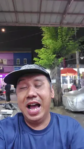 orang buta enjoying kentang plus sosis di warkop aw, sumur Batu,  Kemayoran.