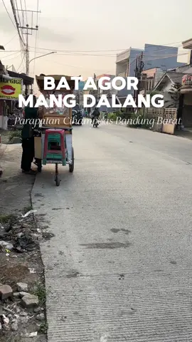 Jajanan bocil remaja dan dewasa, remako juga… Batagor legend di daerah Cihampelas suka mangkal depan toko elektronik H. Ade #jajananjadul #jajananmurah #batagorgerobakan @lank 