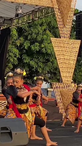 Festival budaya yang diadakan di Ciledug, Cirebon Timur adalah Festival Budaya Cai Diraga, yang merupakan acara tahunan yang diselenggarakan untuk melestarikan budaya dan seni lokal. Pada tahun 2025, tema yang diangkat adalah 