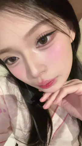 makeup tutorial is postedd!!