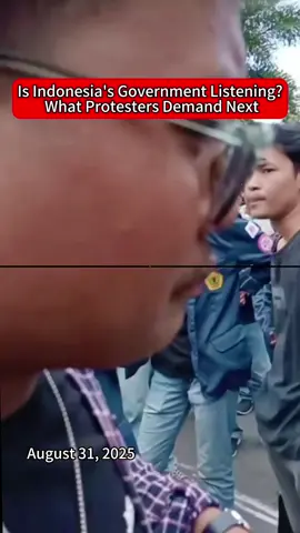 Peaceful daytime demonstrations gradually evolved into localized clashes between police and civilians after nightfall. #JakartaProtest #Clash #Indonesia #WorldNews