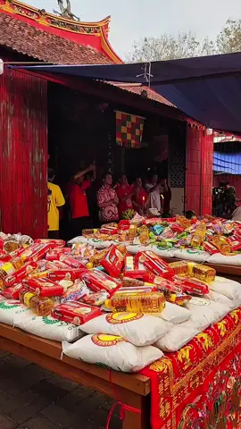 Lasem selalu punya cara unik untuk menjaga harmoni budaya Salah satunya lewat tradisi Sembahyang Rebutan - doa, persembahan, dan kebersamaan yang diwariskan turun-temurun. Sebuah kearifan lokal yang menyatukan rasa syukur, kebersamaan, dan keberagaman di tanah Lasem #lasem #tiongkokkecilheritagelasem #sembahyangrebutan #fyp #lasemkotapusaka 