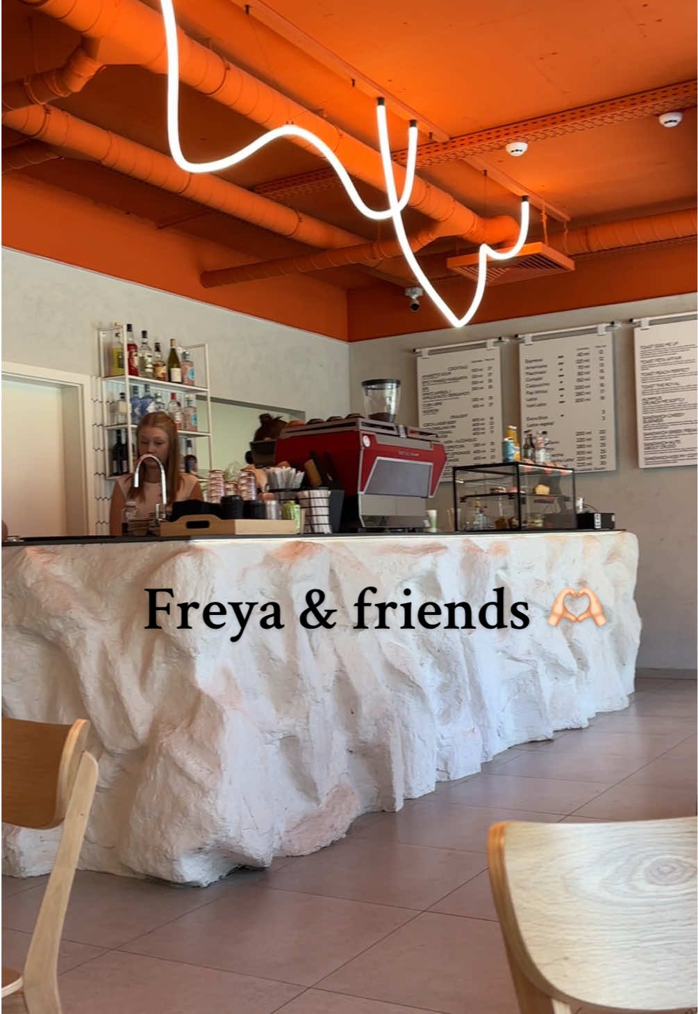 Era imposibil să trec prin Brașov și să nu merg la cafeneaua Freya & Friends. Recomand cu drag să mergeți să gustați toate deliciile lor ❤️ Data viitoare abia aștept să încerc mâncarea și matcha cu zmeură 🫶🏻@Serban Lorena  #fyp #fy #cafenea #brasov #coffee #food #xyzabc #brunch #matcha #local 