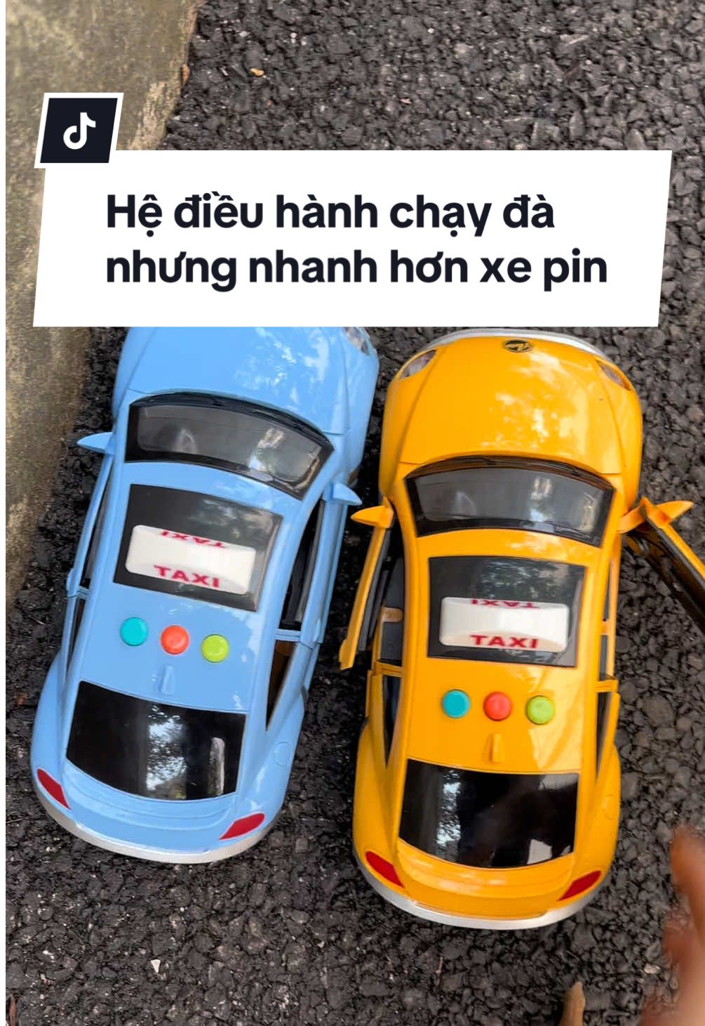 Mô hình xe taxi chạy bánh đà bon#dochoitreem #trungthu2025 #xechayda # 