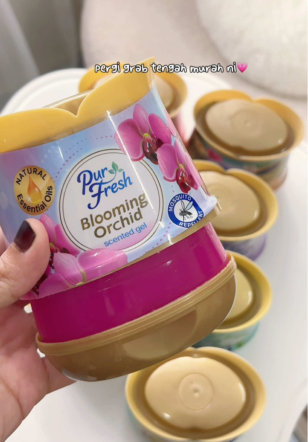 guna ubat nyamuk , busuk menusuk hidung ! guna air freshener ni , dahla wangi nyamuk pon lari tau 💗  tak menyesal borong banyak2😍 #gelscented #airfreshener #roomfreshener #purfreshairfreshener #pewangibilik 