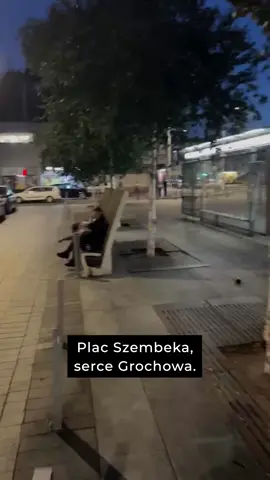 Za dnia zwykły plac, wieczorem - przestrzeń, której lepiej unikać. Plac Szembeka to serce Grochowa, które bije w rytmie taniego alkoholu i przyśpieszonego kroku kobiet, które tędy przemykają. Czytaj cały reportaż Rafała Górskiego @rafalgorski_autor na wybr.cz/placszembeka (link w BIO @gazeta_wyborcza) #Wyborcza #alkohol #prohibicja #placszembeka #grochow