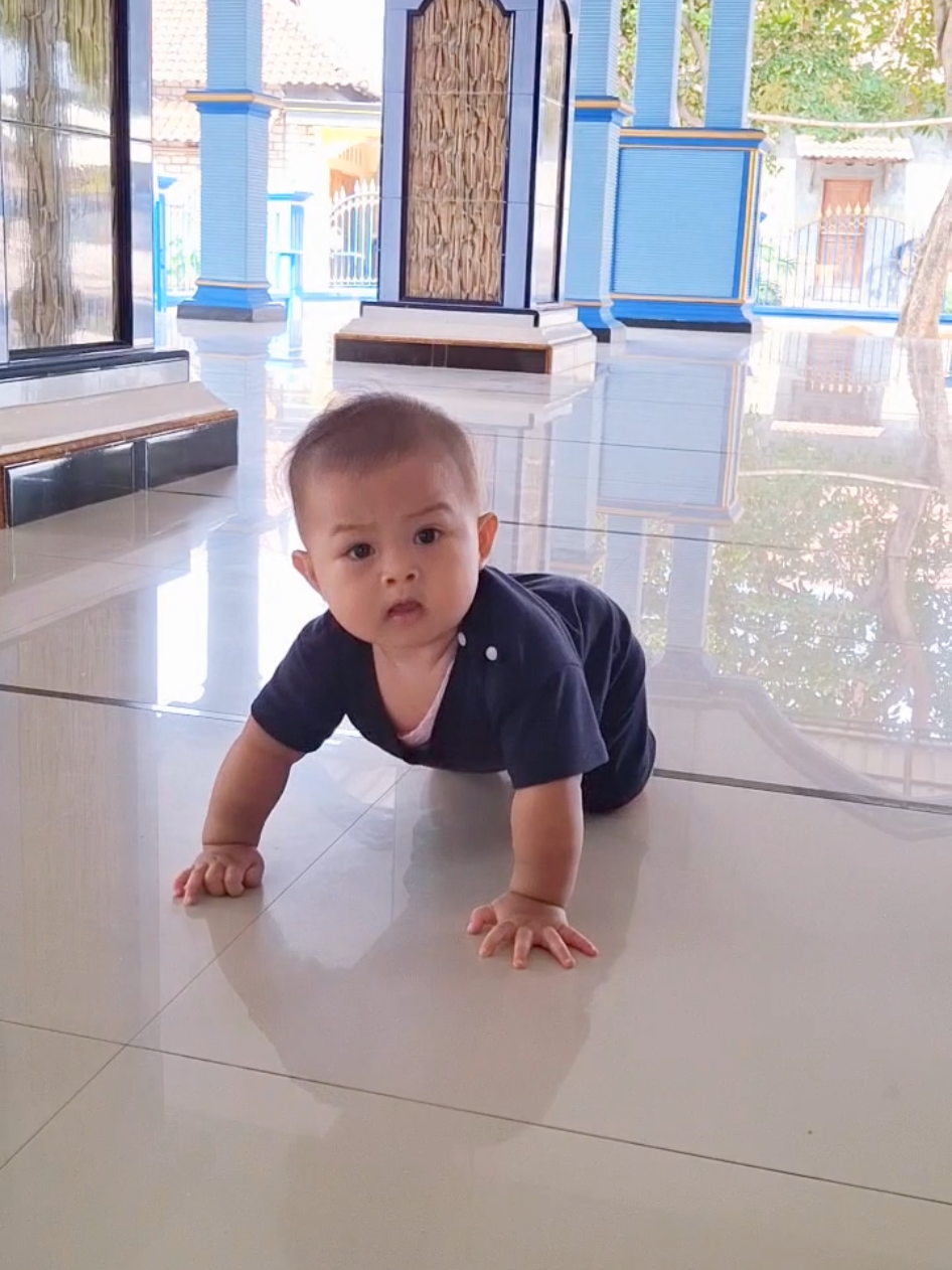 Setiap liat perkembangan Ziyad rasanya mama terharu nak, bangga sama kamu. Allahummabarik  #Ziyad6bulan19hari #bayidudukmandiri #bayimerangkak #bayi6bulan #bayilucu 