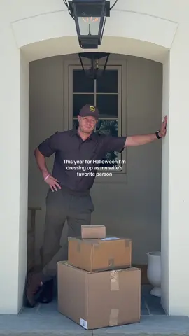 Special delivery 📦😏 #halloweencostume #halloween2025 #coupleshumor #marriagehumor 
