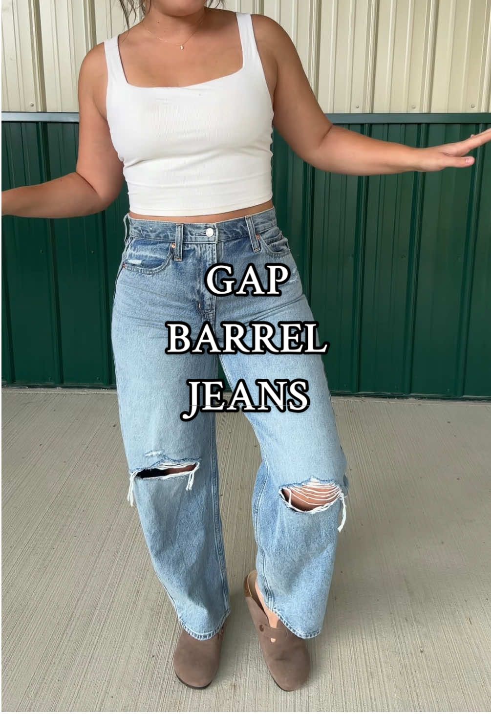 the perfect baggy barrel jeans!! @Gap #gapjeans #barreljeans #barreljeansoutfit #flatteringjeans #baggyjeansoutfit 