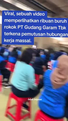 Viral sebuah video memperlihatkan ribuan buruh rokok PT Gudang Garam Tbk terkena pemutusan hubungan kerja (PHK) massal. Dalam tayangan tersebut, tampak para buruh menangis, berpelukan, dan menampakkan ekspresi sedih mendalam. Video itu menunjukkan pekerja berseragam merah dan biru dongker dengan logo Gudang Garam di bagian dada. Narasi yang menyertainya menyebutkan bahwa ribuan buruh terpaksa meninggalkan pekerjaannya akibat kebijakan perusahaan. #viral #phk #gudanggaram #fyp 