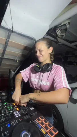 O vamos fuertes o no vamos 😮‍💨 #techno #fyp #dj #techtok #djgirl 