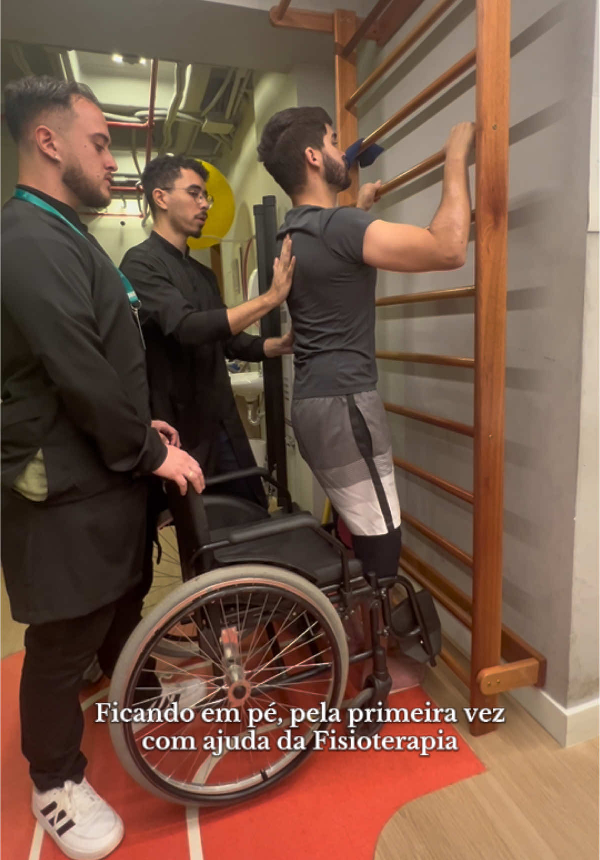 Ficando em pé pela primeira vez após 4 meses na cadeira de rodas e várias cirurgias, nesse vídeo eu ainda estava sem os ligamentos dos dois joelhos. Vivo pela misericórdia de Deus 🙏🏻 Acidente motociclístico em Setembro de 2024 Vídeo feito em Dezembro de 2024. #superacao #motivacao #fisioterapia #fe #jesus 