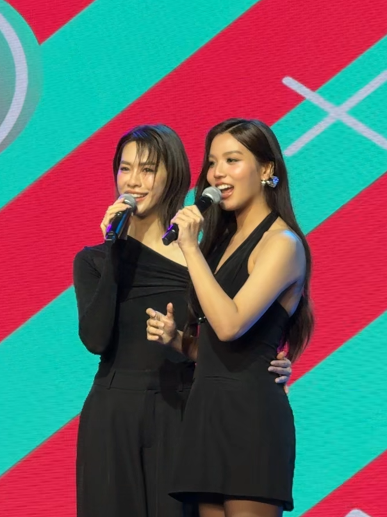 พี่เอมมี่คุณหนูบอนนี่ 🧡 #EmiBonnie ในงาน Praew Charity 2025 “Growing Together – เติบโตไปด้วยกัน” ณ พาร์ค พารากอน ชั้น M สยามพารากอน #PRAEWCHARITY2025xEmiBonnie #emiamily #beonnnie #SiamParagon