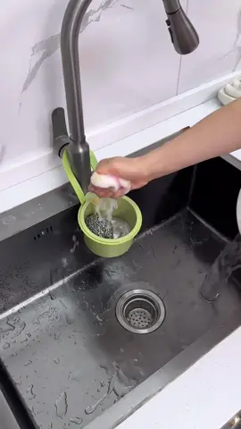 Giỏ đựng rác có thể treo trên vòi nước này thật sự rất hữu ích! Bạn có thể nhanh chóng xả sạch nước thừa mà không cần phải làm bẩn tay!