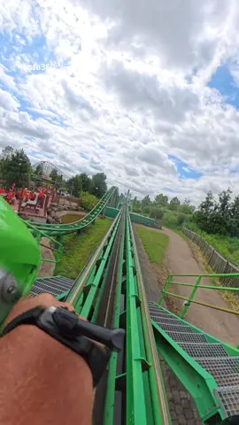 Booster Bike @Toverland  POV 1st Row! Booster Bike c'est un coaster très fun et original! Un launch sympa qui vous amène à 75km/h, vous fait passer un petit Camelback, le tout dans une position 