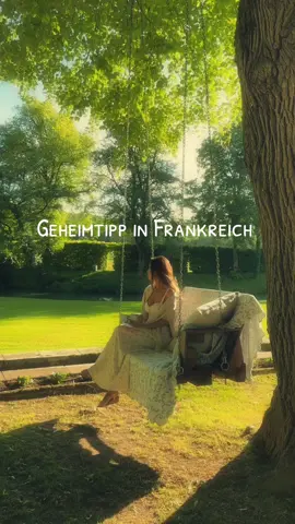 Zwischen Flussschleifen, Schlössern und mittelalterlichen Dörfern liegt eine der romantischsten Regionen Frankreichs und gefühlt weiß kaum jemand davon. Keine Touri-Massen, stattdessen : Traumhafte Gärten, authentische Städtchen, verwunschene Schlösser und herzliche Menschen. Dordogne Périgord? Still underrated. 📍 Meine Highlights: 🏰 Château de Hautefort – barockes Schloss mit gepflegten Gärten, das schon oft als Filmkulisse genutzt wurde 🌿 Jardins de l’Imaginaire – ein Garten, der die Geschichte zwischen Mensch und Natur aufgreift  🌳 Marqueyssac – über 150.000 Buchsbäume auf einer Felsklippe, frei laufende Pfauen inklusive. Im Sommer gibt es traumhafte Kerzenlicht Soirées ⛰️ La Roque-Gageac & Limeuil – zwei hübsche Dörfer am Fluss, ideal für einen Spaziergang oder Kaffee mit Aussicht 🚤 Bootsfahrt mit der Gabare – traditionelles, flachbodiges Holzboot, früher für den Transport von Waren genutzt. Heute gleitet man damit entspannt den Fluss entlang  🌌 Proumeyssac – große Tropfsteinhöhle mit eindrucksvollen Stalaktiten und einem Kristallsaal 💎 #dordogne #perigord #lavieenrose #reisetipps #frenchcountryside  @Manoir D’Hautegente Hotel **** @Dordogne-Périgord 