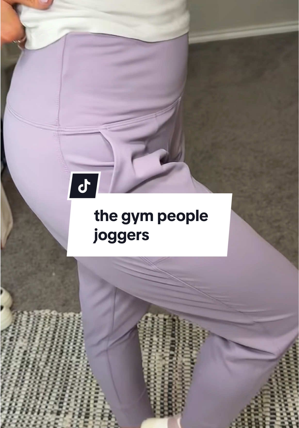 An outfit that’s actually easy but still makes us moms feel put-together! These viral joggers are the definition of comfy + cute—school drop off, errands, or just lounging at home 💕 #momstyle #easyoutfits #viraljoggers #millenialstyle #comfypants @THE GYM PEOPLE US 
