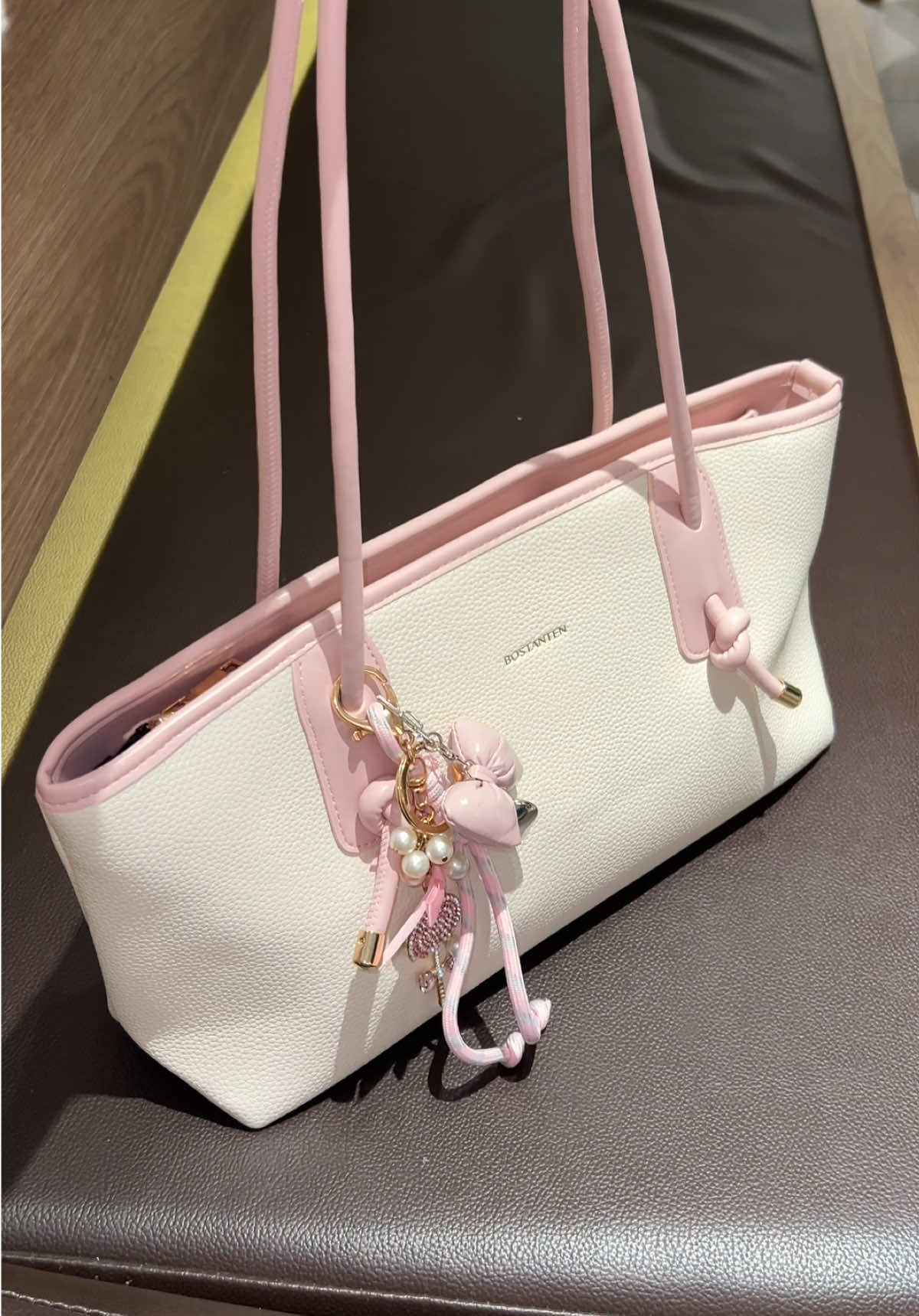 Serius ini cantiikk bangett! 🥹💗 #taswanita #bostantenbag #adelebag #shoulderbagwanita #tascantik 