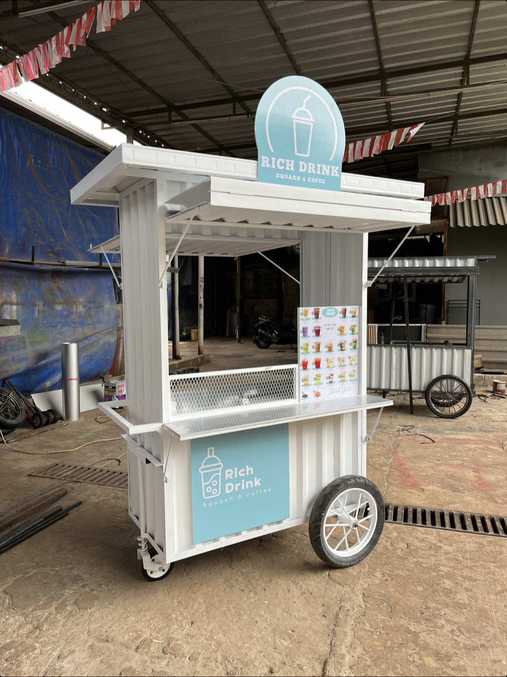 ✨🚀 Booth Baru, Semangat Baru! 🚀✨ Perkenalkan Rich Drink Booth — desain minimalis, modern, dan praktis! 🛠️ Dilengkapi dengan tampilan clean warna putih elegan dan aksen biru pastel yang eye-catching, siap menarik perhatian pelanggan. ☕ Cocok untuk usaha kopi, minuman kekinian, dan squash 🔧 Material kokoh & tahan lama 🛒 Desain portable, mudah dipindahkan 🎨 Branding elegan & profesional 📍 Saatnya buat usaha minumanmu tampil beda dan makin kece! 💙 #boothusaha #CustomBooth #boothtangerang #gerobakcustom #boothstand 