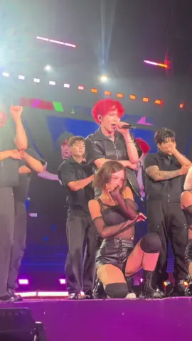 Xả suộc Key Shinee. Anh ta bị cộc đầu vô tay Dancers xong Anh ta cười, mê aaaaa #thekshowtime #Key #keyshinee #Coolas #thekshowtime_key 