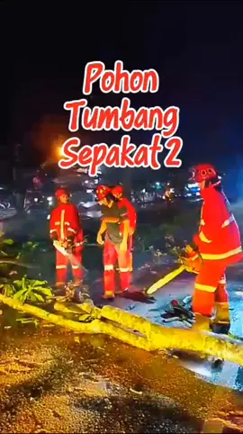 POHON TUMBANG SEPAKAT 2 PONTIANAK Ada pohon tumbang dijalan sepakat 2 untan.. Lokasi dijalan baru depan Gg. Villa sepakat, Laporan WAG Team Bencana Gabungan, 6 Sept 2025 Jam 19.15 WIB, PMI Kalbar menuju TKP Pemotongan Jam 19.30 WIB ( 15 Menit setelah laporan masuk ) bersama Damkar Gabungan & Relawan Damkar, Jalur Jalan dapat di atasi, Kendaraan kembali bisa melewati hingga saat ini Respon Cepat PMI Kalbar 081287000060 #pmikalbar 