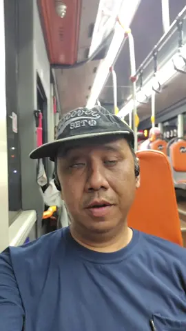 orang buta naik Transjakarta: tetaplah bersikap ramah khususnya ke penumpang anak-anak