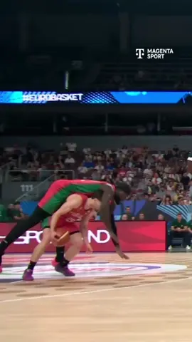 Sieht man auch nicht alle Tage 😅 Izzy Bonga sagt Dankeschön 🤝   Das Achtelfinale Deutschland gegen Portugal siehst du jetzt live und kostenlos bei #MagentaSport! 📺☝️ #sportistmagenta #eurobasket #dbb #basketball 